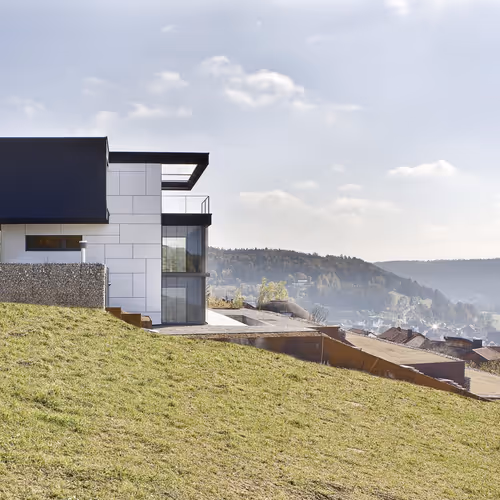 A minimalist house on the hill