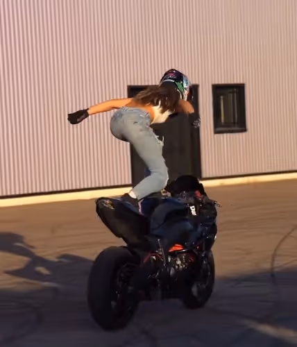 MONAD Stunt/SarahLezito