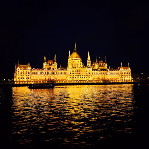 BUDAPEST. Magic in the night