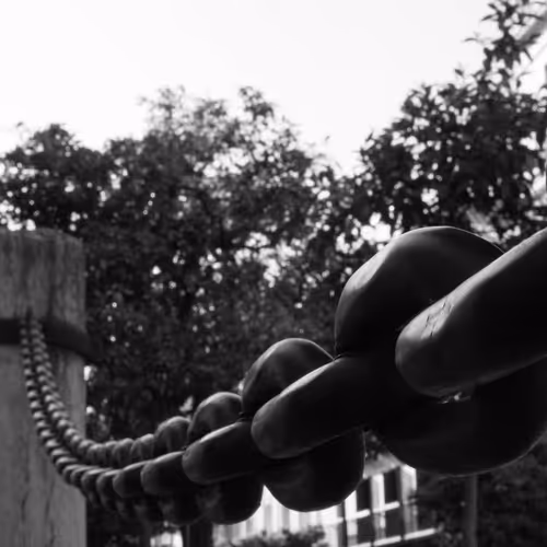 Chains of domination