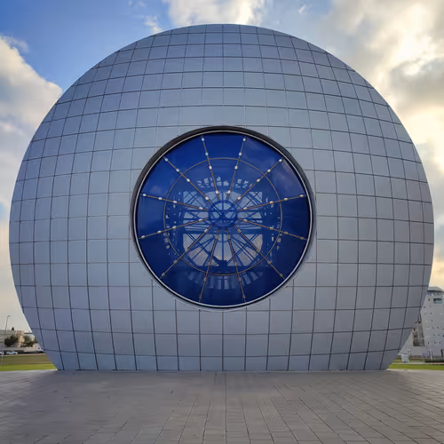 Exploring Israel with abstract realism - Reimagining of a Sun Eye