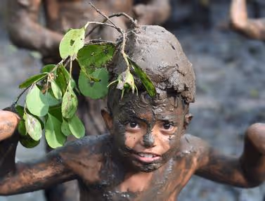 mandi lumpur di hutan