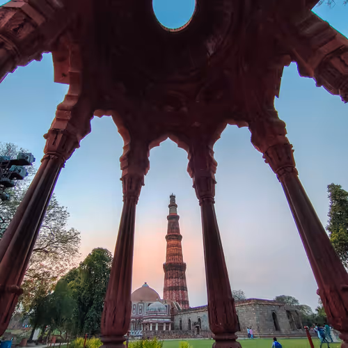 The Perspective Game of Monuments