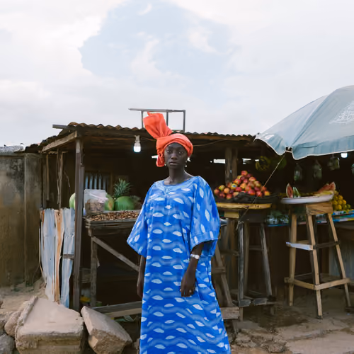COLORFUL AFRICAN WOMAN