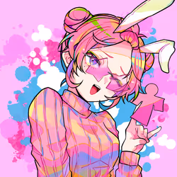 923