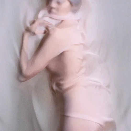 WOMAN / 01