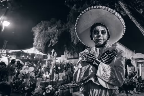 Item #51407189638115312508155978041268199969570618577551145156366977409372173369345 Media