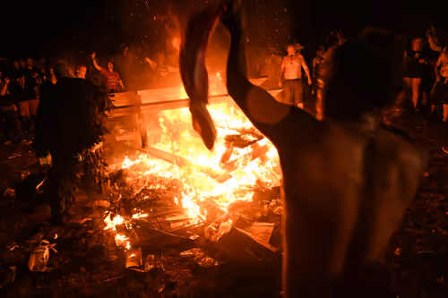 Item #44342675961109375462989417905387760220249458384552523538214946710693164875777 Media