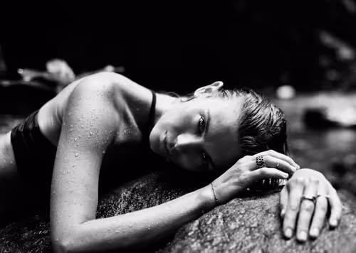 Item #50867123626424774834261631235437206087051938967624587772037365662194199429121 Media