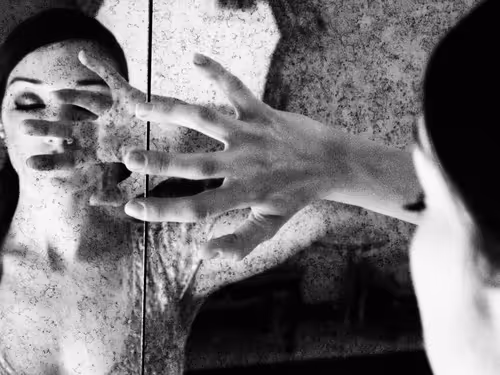 Item #62450163587464916646709375765120479654393339948388085324429160202184140259329 Media