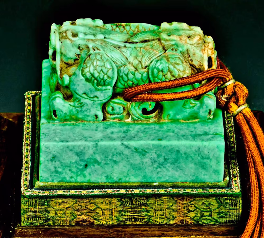 乾隆 太上皇御璽 翡翠交龍鈕  . 印 文 : 歸政仍訓政  Emperor Qianlong's Emerald Imperial Seal 