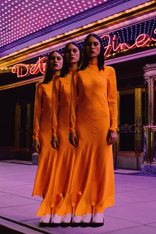 Item #33236787763217708342919222781243966948826308634410916301259422264128148865025 Media