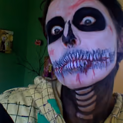 .11 SKULL FACE PAINT SELFIE. Lucky Lucy van Delft.