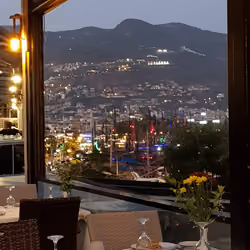 photo of a restaurant on the "I LOVE ALANYA" sign