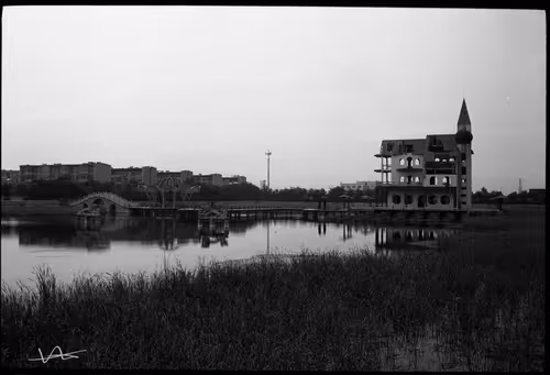 Item #50967930719088419678156761822840198532350151221200574337719960060084027916289 Media