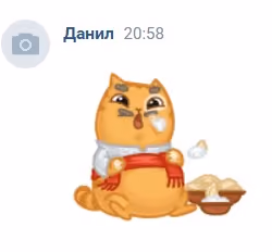 Данил Ложкинский кидает еду.