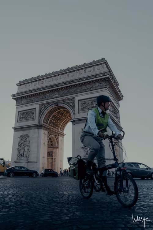 Item #74875889141145645292753782198545527001710615385351102791311981716533059518465 Media