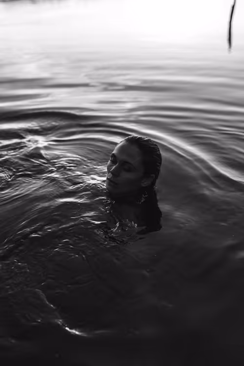 Item #40108322951802129361594584681119870045558526777819700458629970991975862632449 Media