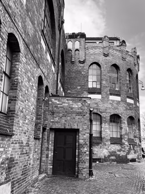 Item #35811020408419316992194676443438384062467997144569780966397288059346899435521 Media