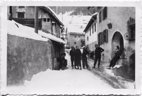 Item #15134709310911277842728697403753673439210482131750318059492546300253103456257 Media