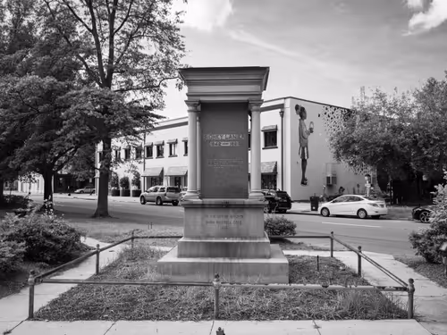 Item #10691109686083431502166818963425883962656955232587770388242978770167640621057 Media