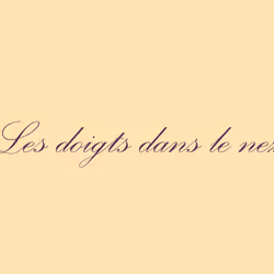 Les doigts dans le nez