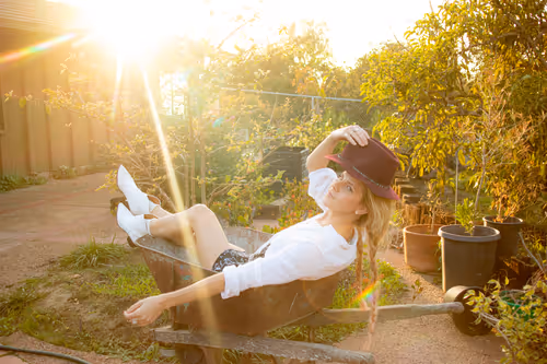 Item #27434377377013038178664737441891876800279773627045091571206927142899213664257 Media