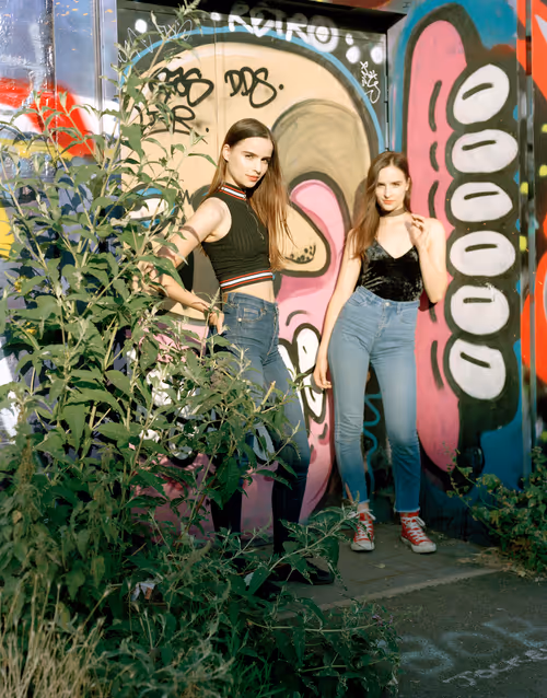 Item #55009236754177688704712285819362994549214138196257374091251074634409597468673 Media