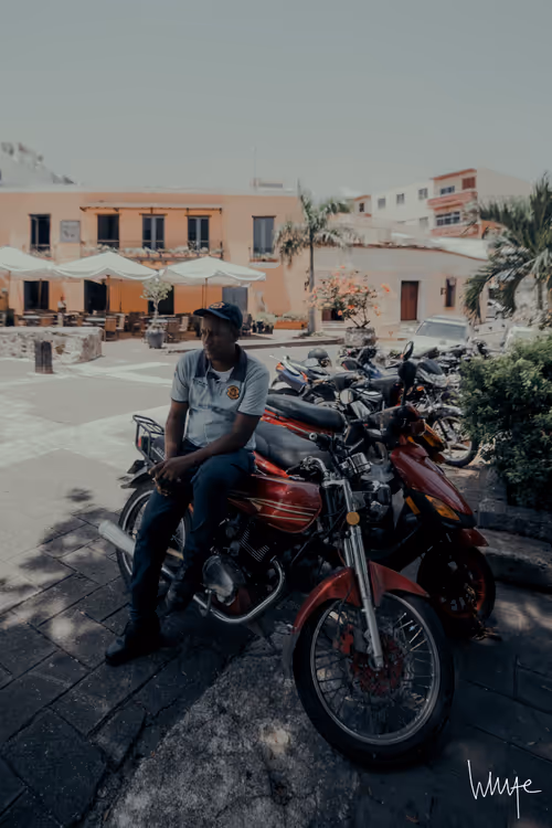 Item #74875889141145645292753782198545527001710615385351102791311981715433547890689 Media