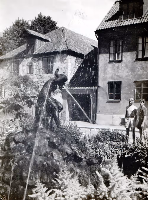 Item #30585250532602043535724079505865678596675897585705809312671979457885822255105 Media