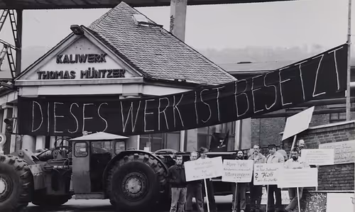 Item #105615228091736436910695968411395425794565690672177444720291627118392403558401 Media