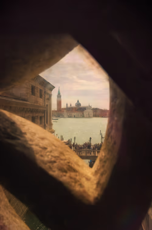 Item #95238282061309199788518551418458861049768828400763851869263328637912329748481 Media