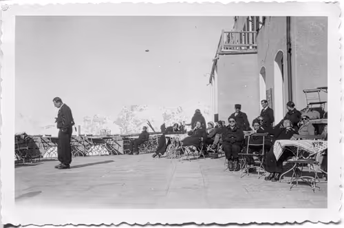 Item #15134709310911277842728697403753673439210482131750318059492546284859940667393 Media