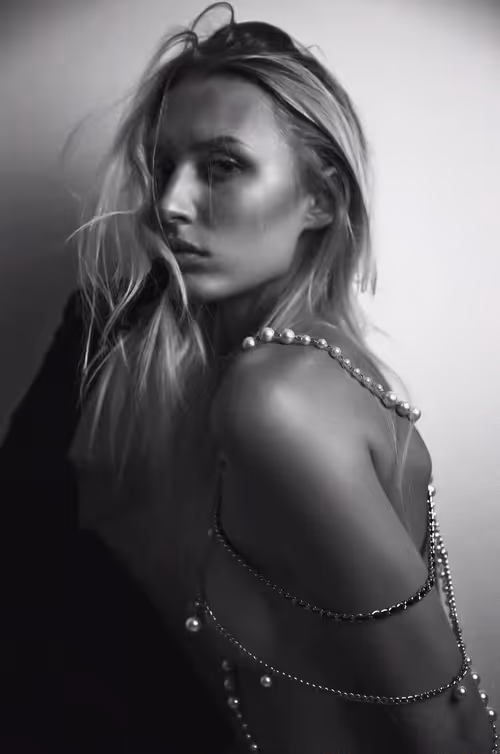 Item #50867123626424774834261631235437206087051938967624587772037365749055618023425 Media