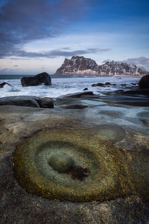 Item #28682539069684656541734828821976802711290237176293642286881478797855765299201 Media