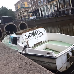Whos boat is dis man?