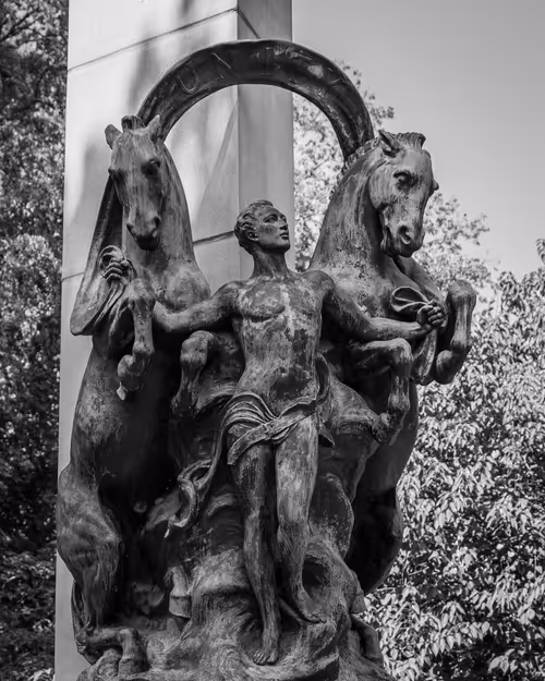 Item #10691109686083431502166818963425883962656955232587770388242978738281803415553 Media