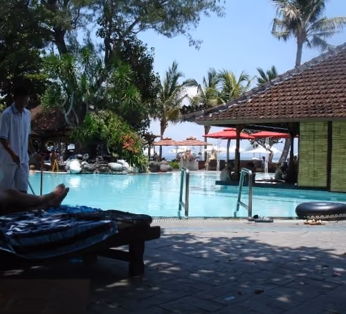 swim up bar