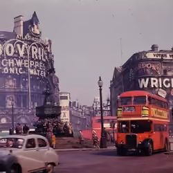 Decentralized Times #1 - 1950s London: Piccadilly Circus