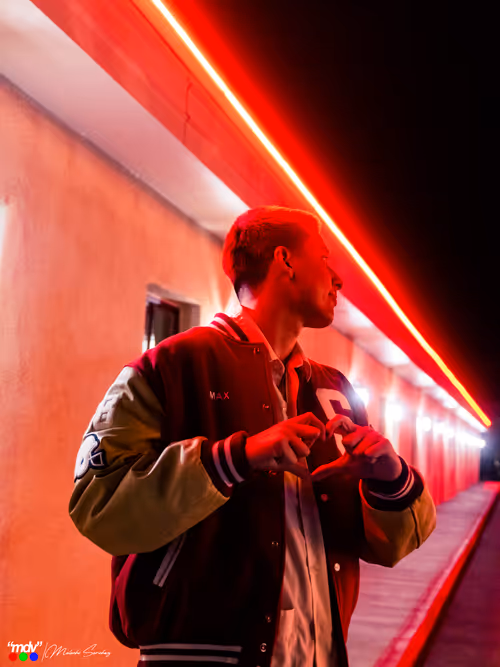 Item #14714425675941428140744687069339670704318230266084554160536609502937925812225 Media