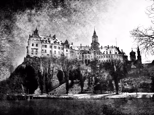 Item #40160686583094733528677484039903516258611509642019211679321071475961886670849 Media