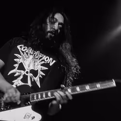 Kim Thayil, Soundgarden : Rocking out.