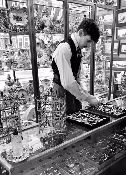 Item #40449787652065743018640773044495240111019622512701765753694832611326185963521 Media