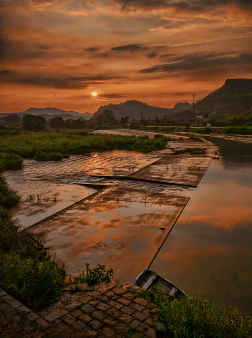 Item #20204709267348757771630976275422763680184380417217004683909412288188305637377 Media