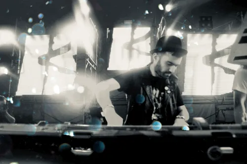 Item #112544345972809956370395034914532430303323851268614843277772934044347887779841 Media