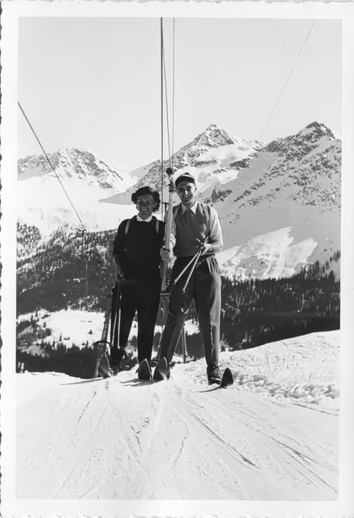 Item #15134709310911277842728697403753673439210482131750318059492546412403289489409 Media