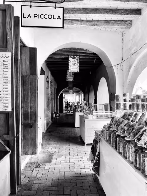 Item #41673148381276602242118576638571883015956905201675020614810101381903585116185 Media