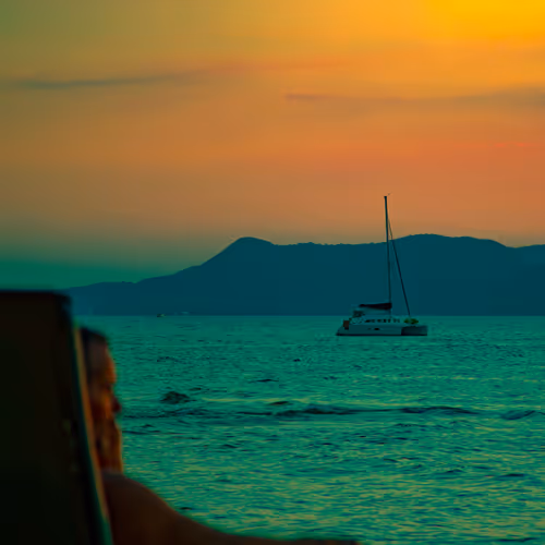 SHE KEEPS KISSING THE SHORELINE