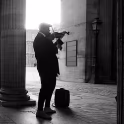 Le violoniste du Palais du Louvre