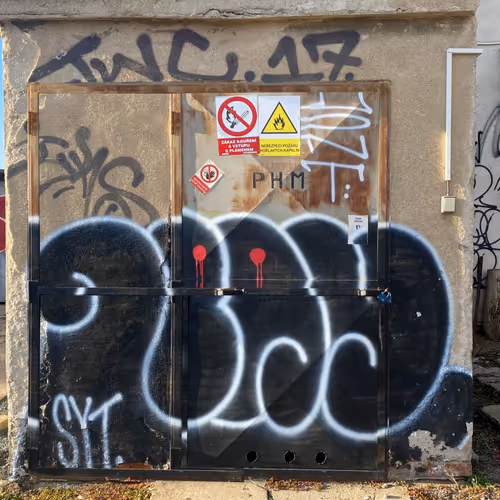 Traces on Metal
